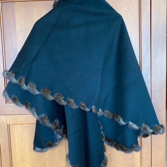 Cape/Shawl - Picture 2 of 6